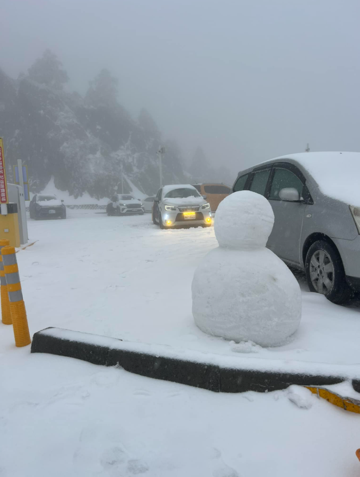 台灣極高點「合歡山武嶺」飃降大雪美如童話! 瑞雪兆豐年「堆起最大雪人、吉祥物」